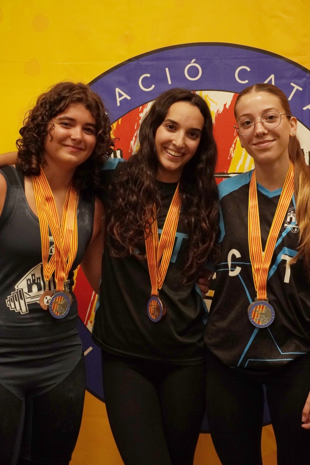 Nuria Vallejo, Marina Fernández y Xenia Pagés, halteras del Club de Pesas Terrassa, con sus medallas del Campeonato de Catalunya Júnior de Halterofilia 2026