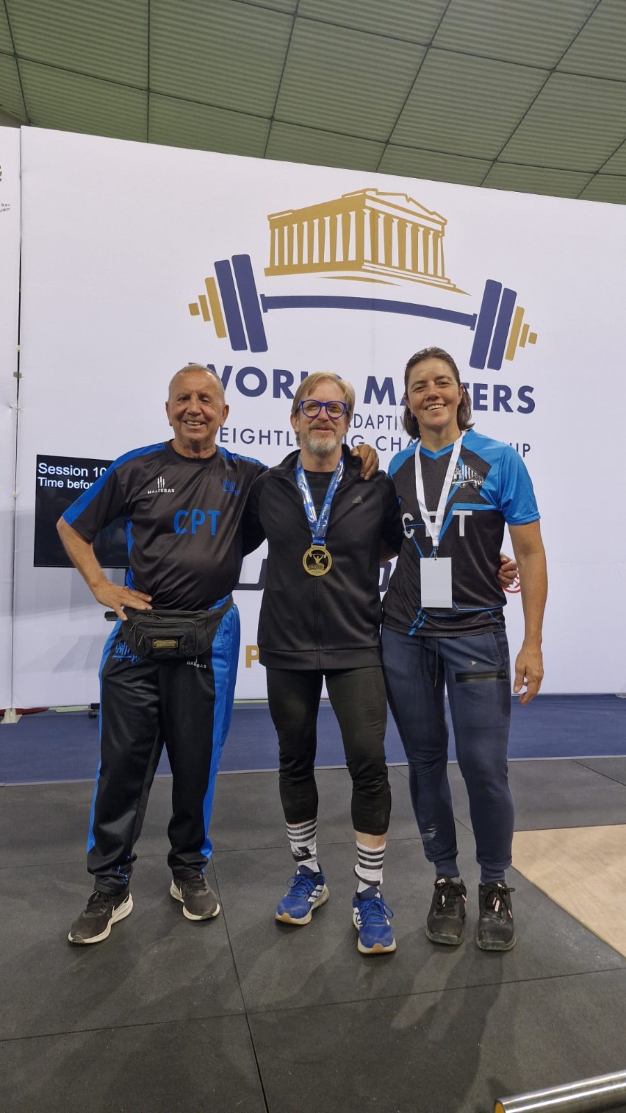 Mundial Máster de Halterofilia Atenas 2026 – CP Terrassa Lorenzo Roldán con la medalla de oro junto a Elisabeth Rodrigues en el Campeonato del Mundo Máster de Halterofilia 2026 de Atenas
